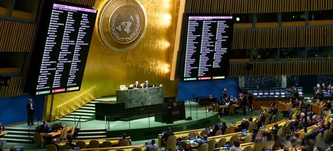 联合国通过俄罗斯撤军乌克兰决议，中国印度伊朗相继表态，就在24日，联合国大会紧急