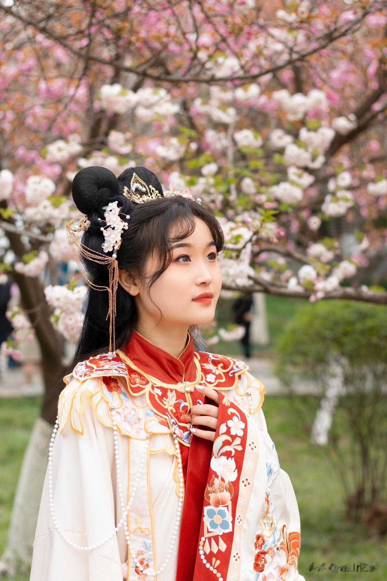 《婆罗门引   春思十一  虚白居士》
听风听雨，凤凰楼上听吹箫。堪惊春意迢遥。