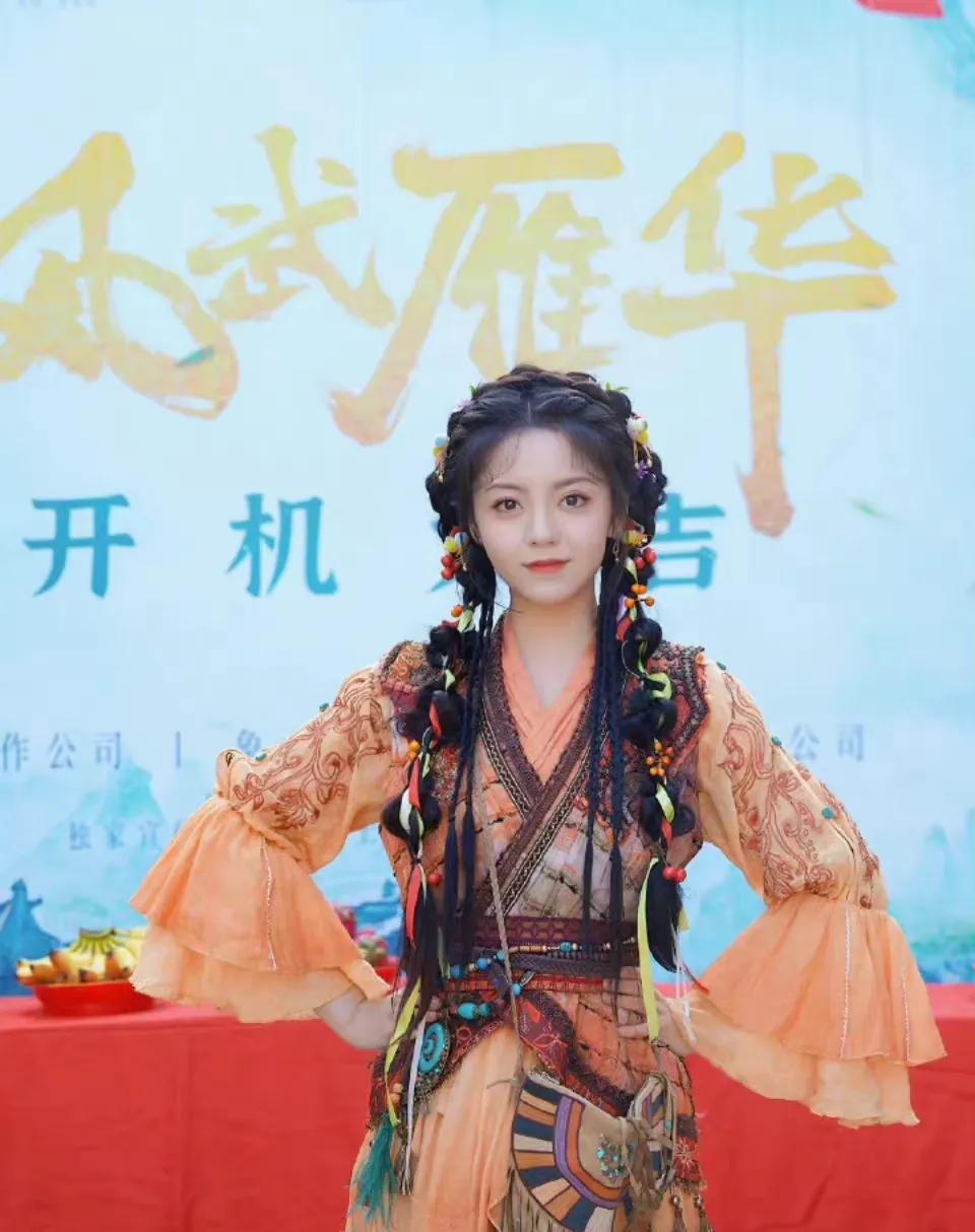 某音拥有三百多万的网红“四月”也进组拍戏了，但因造型酷似杨超越《七月吉祥》而备受