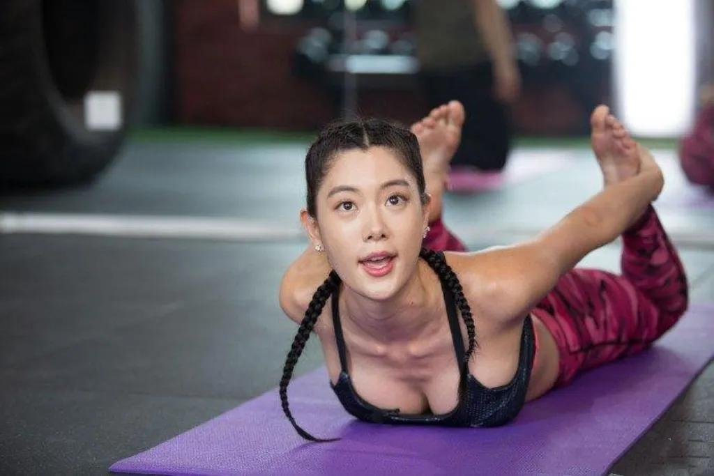 “东方腰精”克拉拉健身时的照片，气质出众，身材很有料。
克拉拉有着“亚洲第一美女