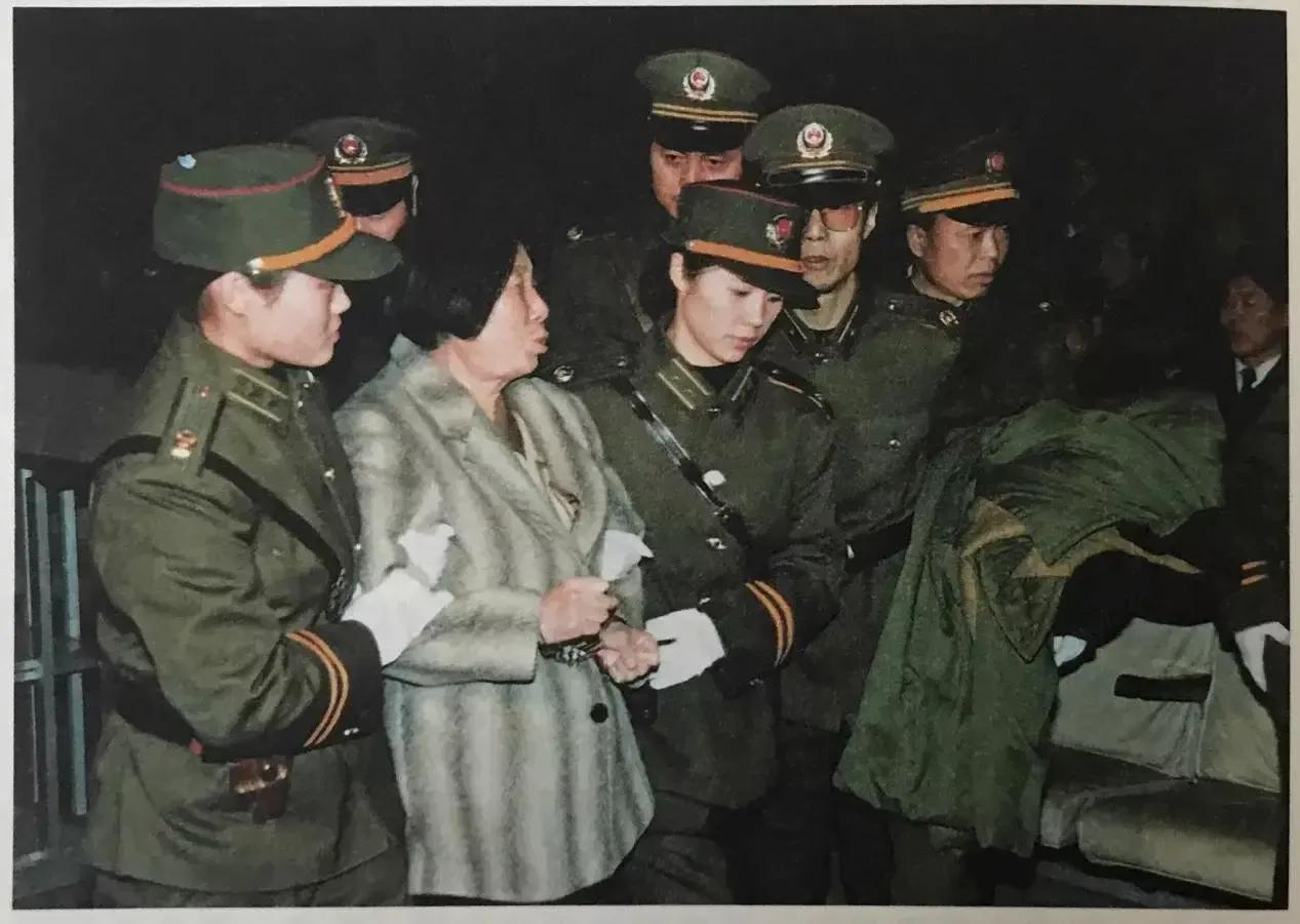 1995年，贵州，61岁的闫健宏被押赴刑场前，留下的最后一张老照片，镜头中的她看