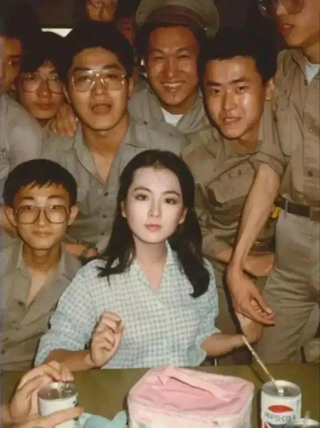 1986年，台湾，23岁的“玉女偶像”赵永馨来到军队慰问演出时拍下了这张惊艳照片