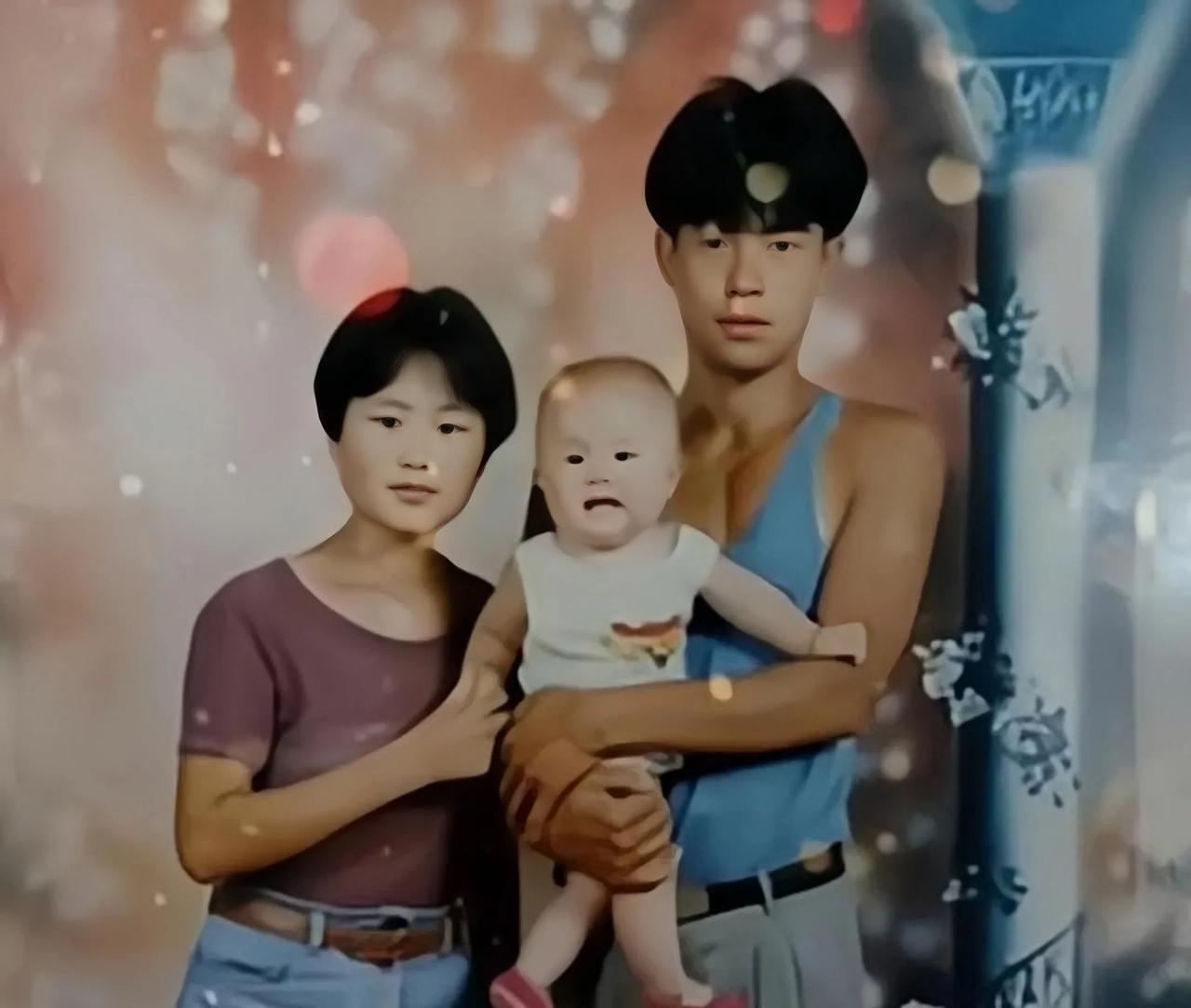 幸福的一家三口跨越二十多年的两张合影，不管多大，女儿永远是父亲的小情人。
20多