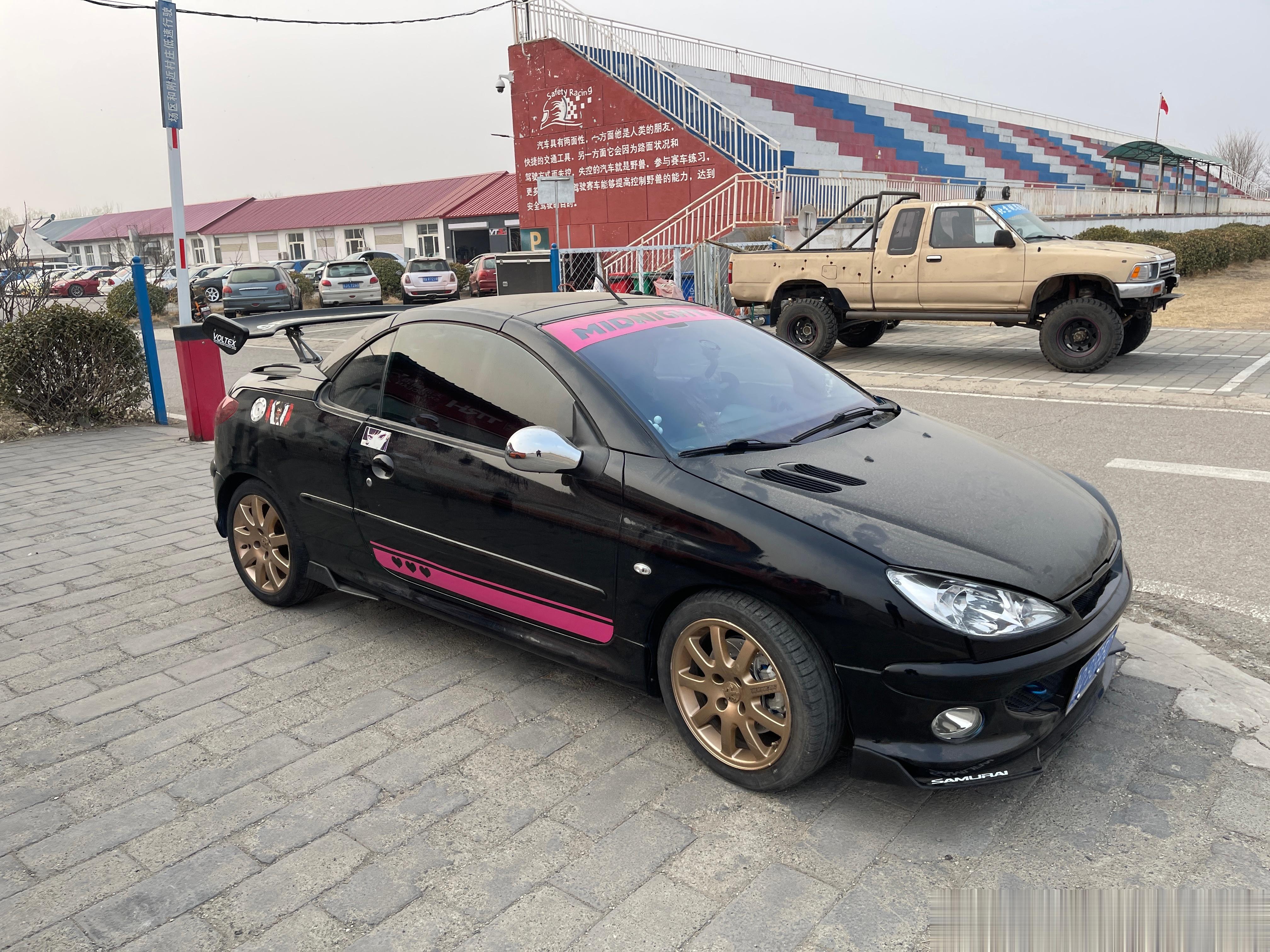 还有人开法系的敞篷跑车呢？哦，原来是老大... ​​​