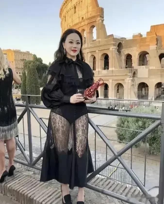 昔日出席活动的章小惠，虽然说她保养得很好，身材也很棒，但1963年出生的她，在公