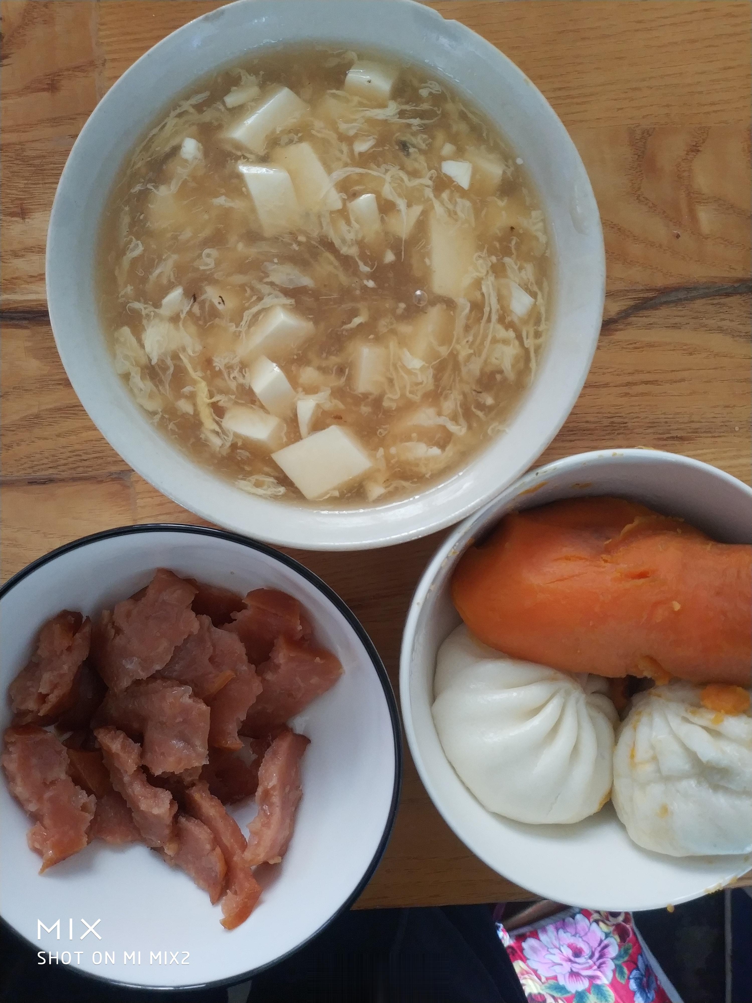 今天的午餐有菜馅包子、豆沙馅包子（未端上来）、红瓤白薯、米饭（未端）、肉香肠（怕