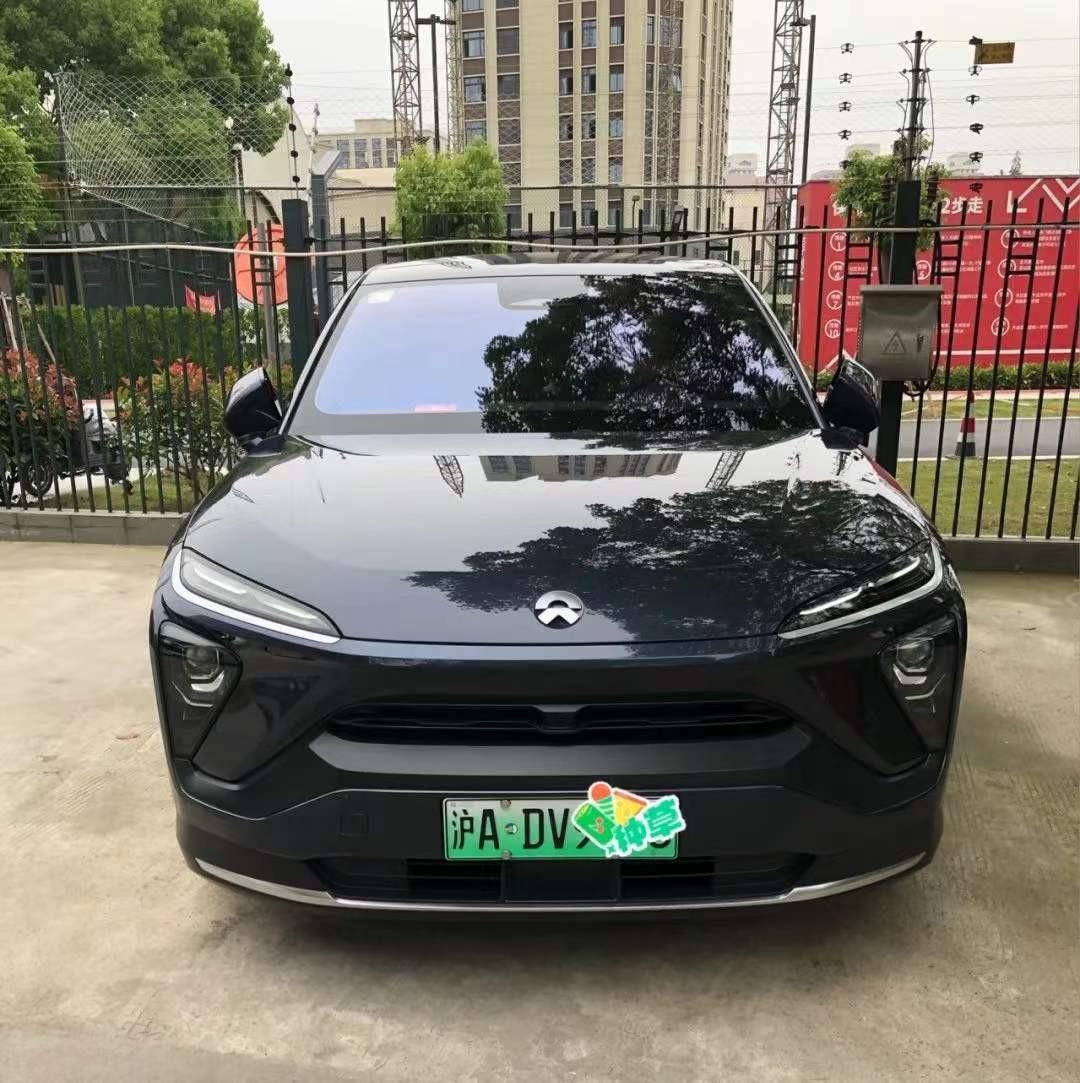 喜欢了EC6好久，终于拥有它了！这个颜色真耐看，我可太喜欢了，又美又帅的一辆车！