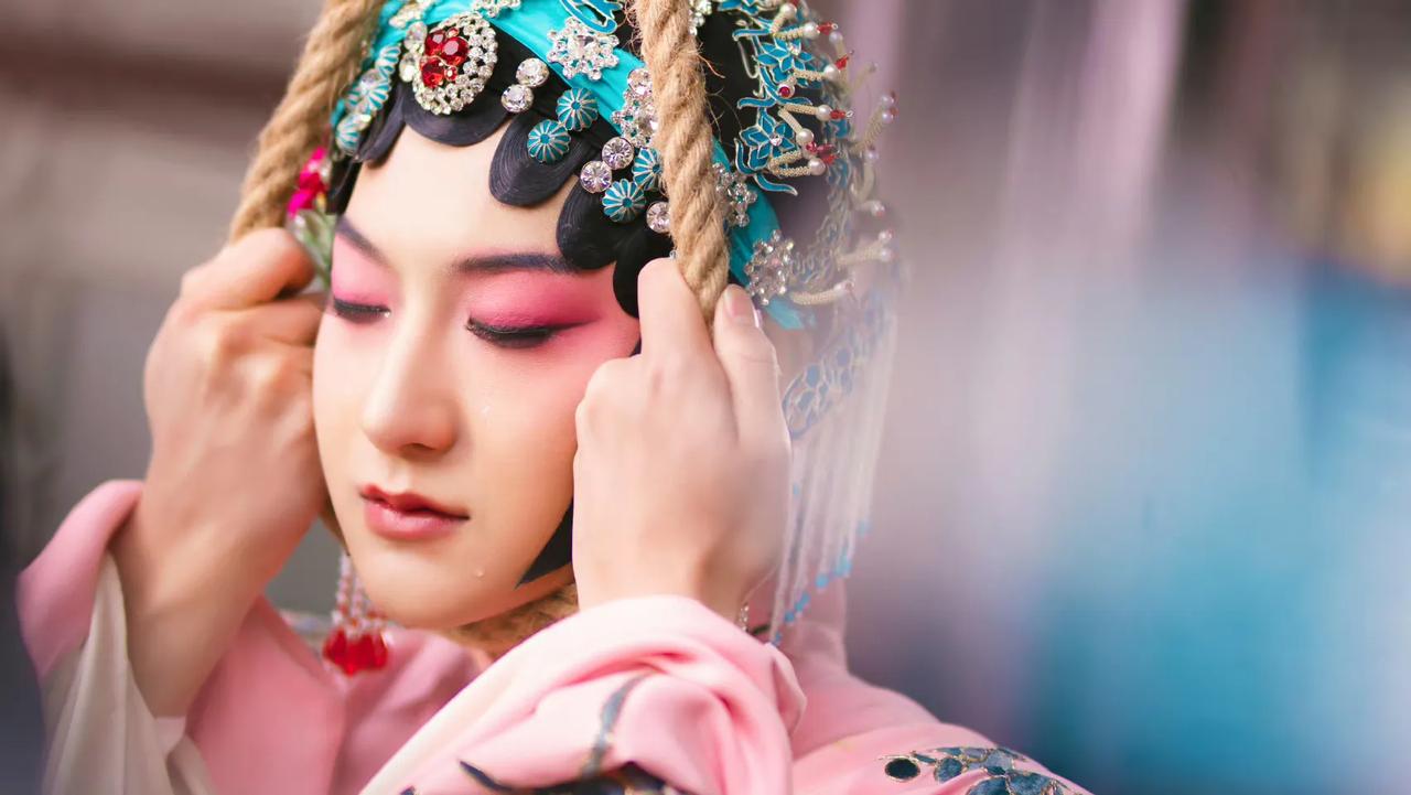 黄子韬旦角造型释出，妥妥的也是一个美人胚子，有一种柔弱的氛围，也有一种柔中带刚的