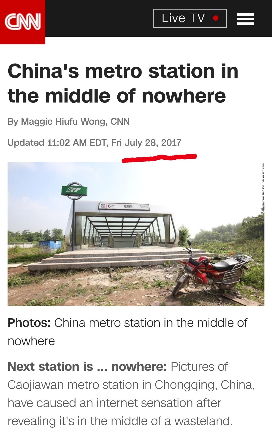 这个曾被网友吐槽“最荒凉地铁站”，一度因为修在荒坡野岭被全国网友嘲笑，甚至上了美