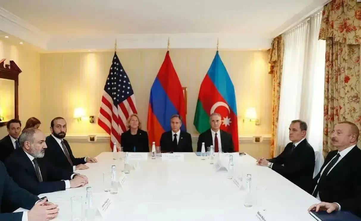 通俗的来说，多边主义更利好小国，因为小国的利益能够得到充分的尊重；单边主义（霸权