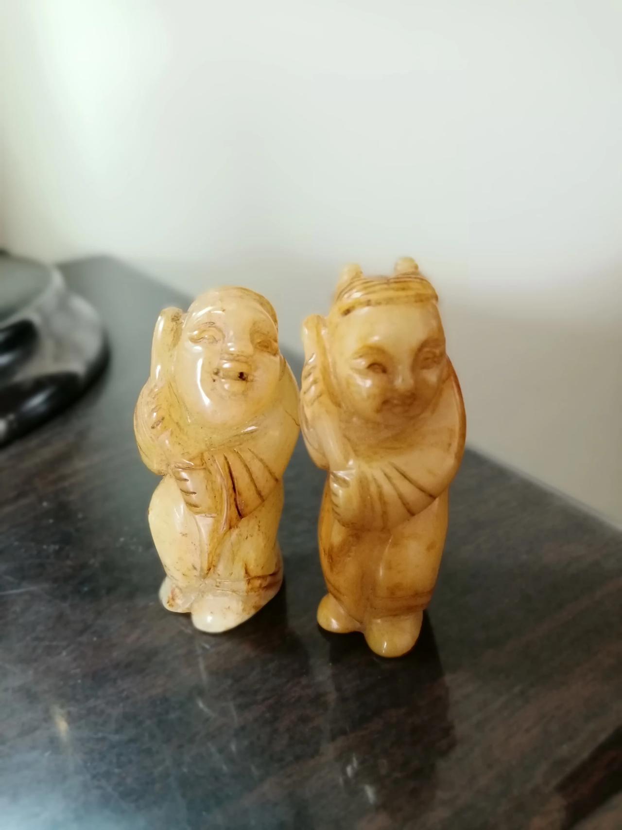 中古玉錤收藏，发布一对和田白玉稀有雕刻唐代，辽金时期童男童女圆型玉佩。玉质油腻细