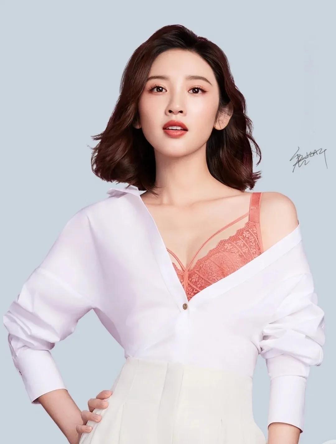 唐艺昕是娱乐圈为数不多的一位清爽型美女，她的阳光般的笑容给人留下了深刻的印象。
