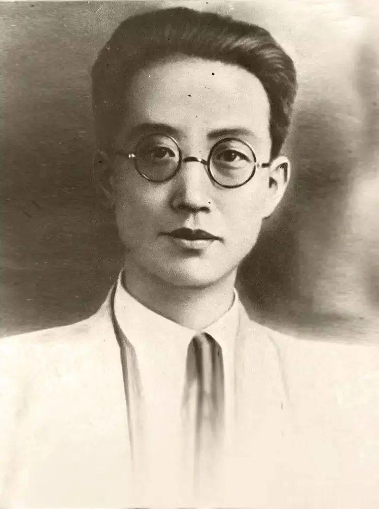 这是瞿秋白，很帅对吧？1935年2月在福建省长汀县被国民党军逮捕，6月18日从容