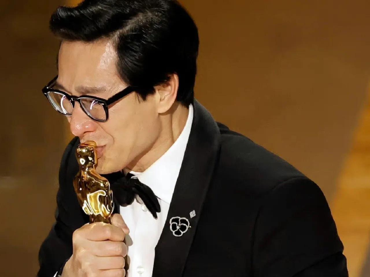 成龙大哥会不会有一丝后悔推了瞬息全宇宙。
人的每一个选择真的太神奇了，你选择向左