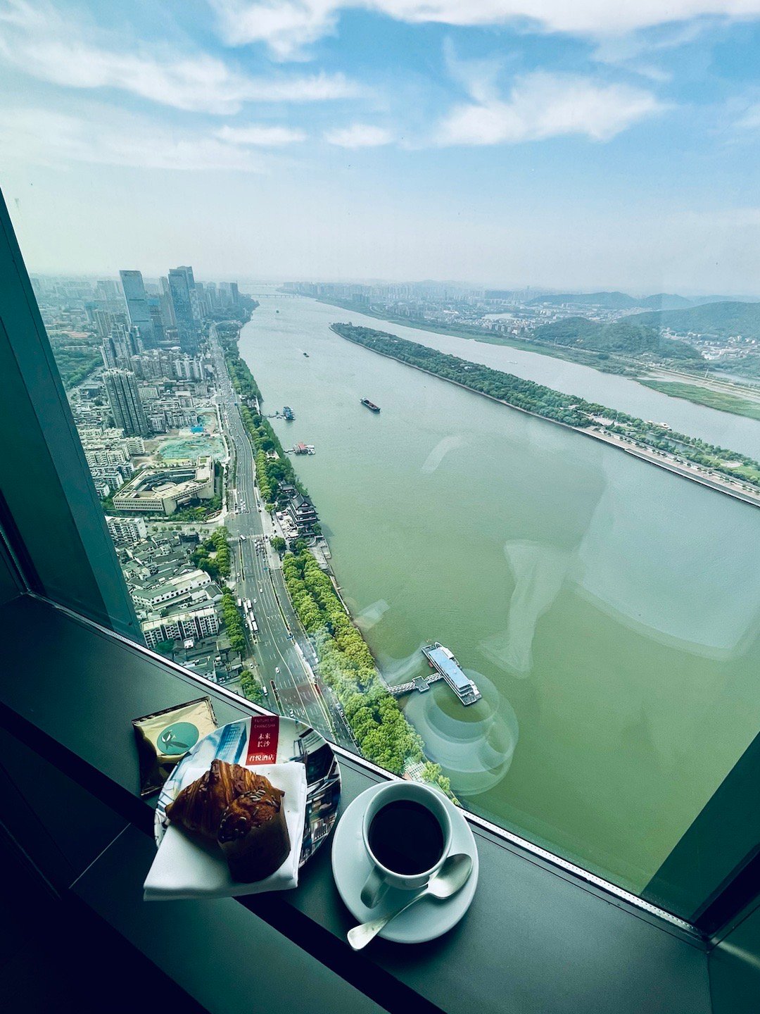 自从自己卖咖啡就已经不习惯喝酒店准备的了，今天睡过头没赶上早餐，餐厅给送来牛角包