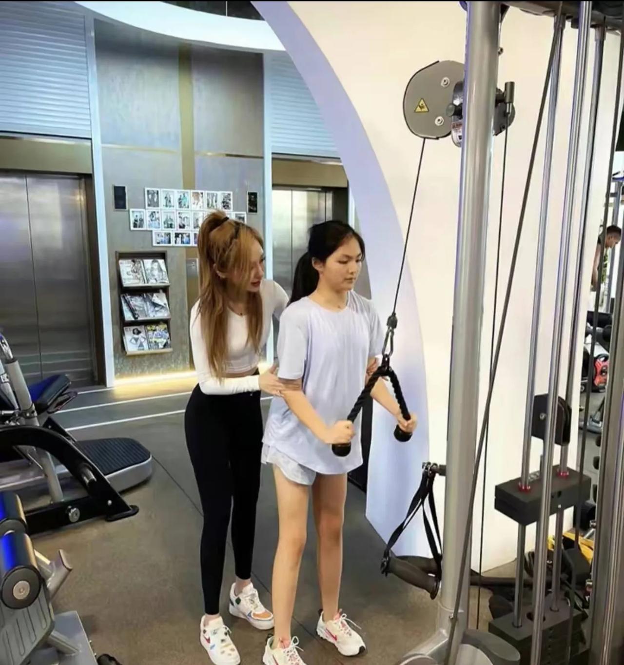 李湘女儿王诗龄健身照片曝光，不知道为什么，感觉王诗龄的腿好细啊，是一种和身材不太