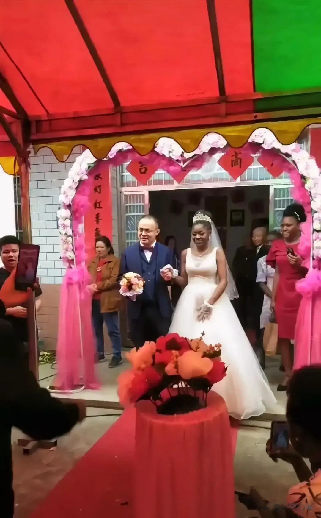 近日，一河南帅小伙迎娶非洲新娘！
这是一名在非洲从事外贸的中国小伙，
完全是一副