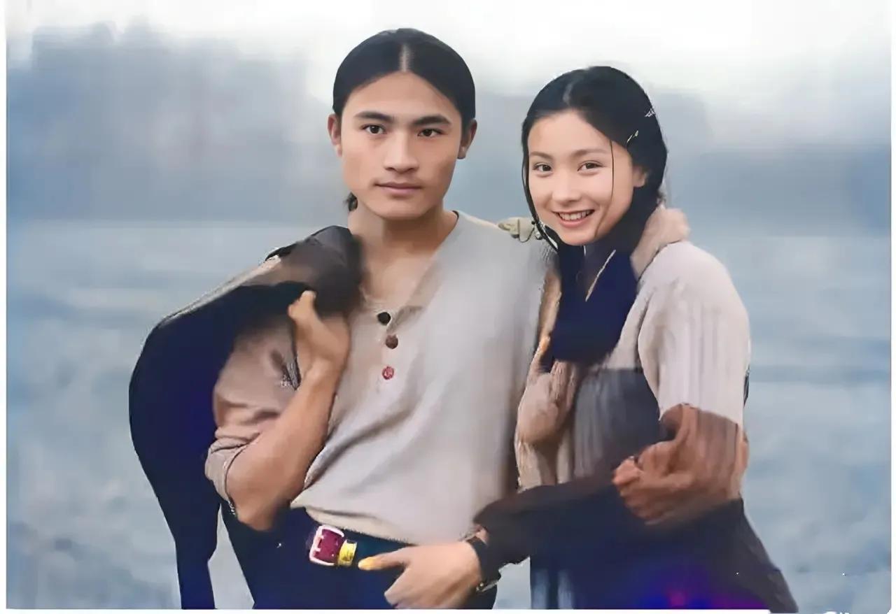 1993年，19岁的耿乐与21岁的小陶虹的合影。那时的小陶虹美得像酸酸甜甜的人间