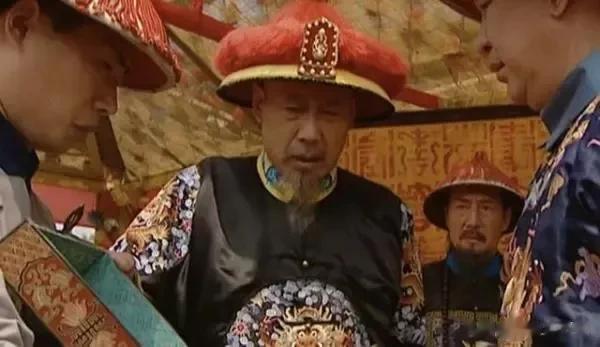 1714年，康熙去承德避暑山庄打猎，老八胤禩前往问好并送上礼物。康熙打开一看，好