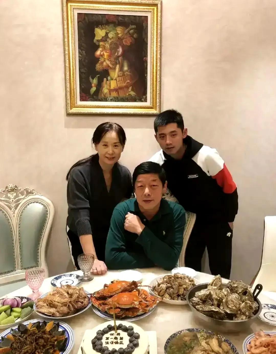 张继科全家福

张继科有着一个幸福的家庭，他是家里的独子，长相随妈，全家人都是高