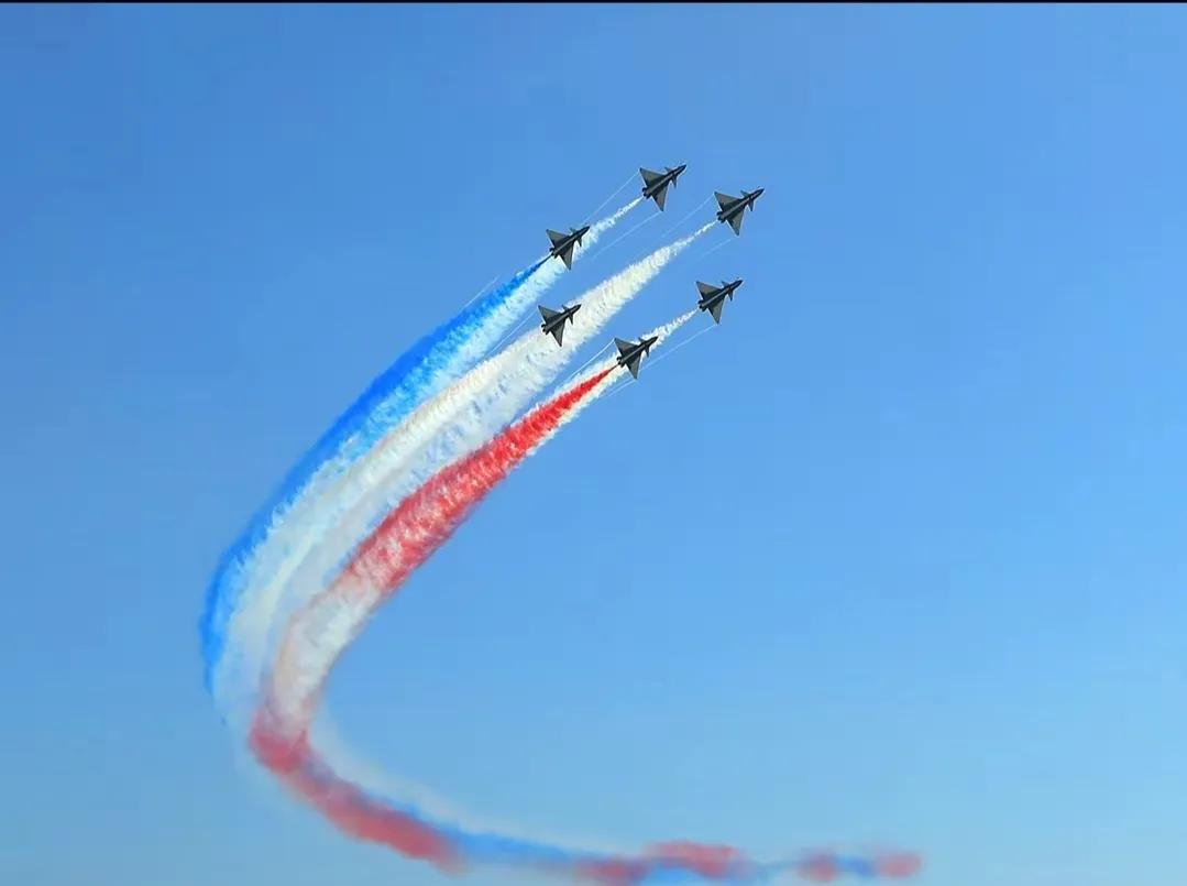 不再遮遮掩掩，珠海航展亮相中国空军最先进的战机，引发外媒热议，再次证明“手中无剑