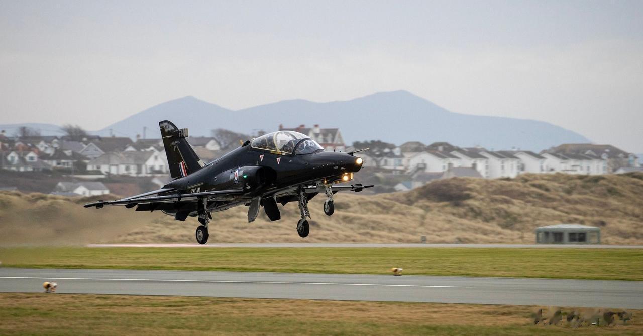 组图：英国皇家空军恢复使用T-2教练机