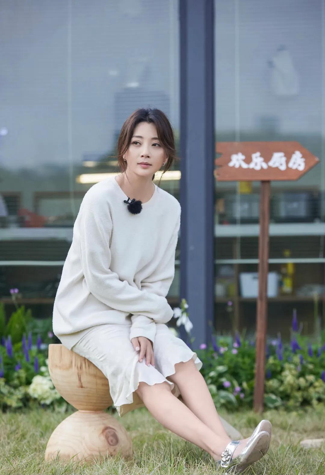 殷桃本周《中餐厅》综艺造型分享，身穿纯白色圆领卫衣搭配同色系短裙+银色玛丽珍女鞋