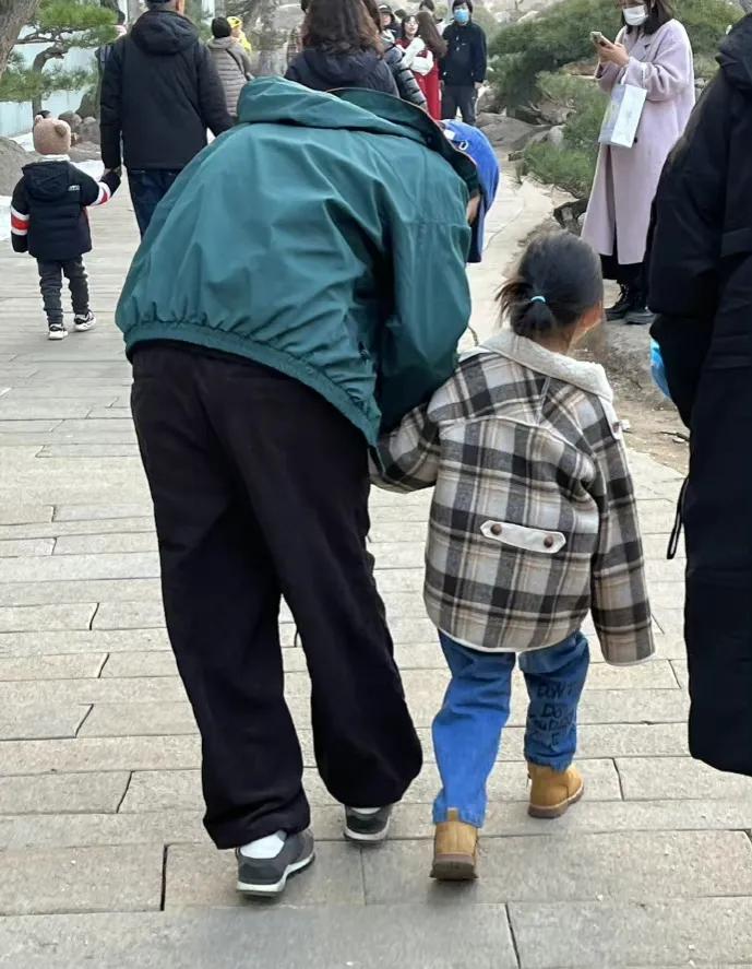 董子健带5岁女儿逛艺术馆
2月27日，有网友拍到知名演员董子健带着5岁的女儿大福