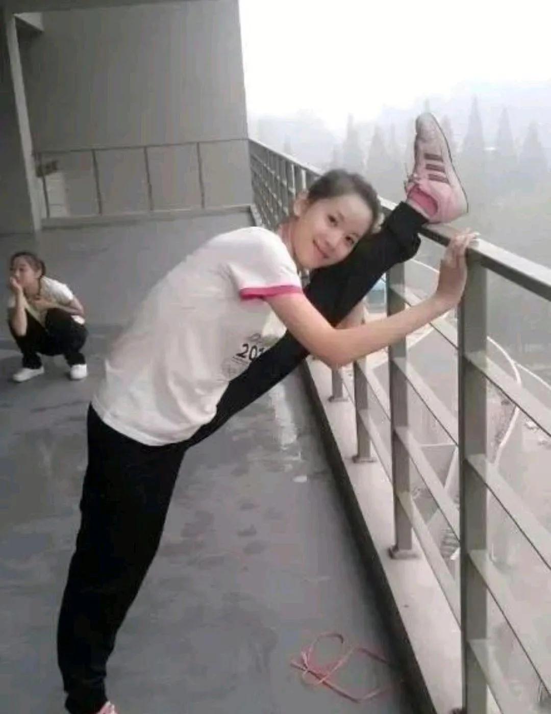 章泽天当时18岁，女人大多数都有英雄情节的，刘的胆识，眼界以及手段就算现在还是有
