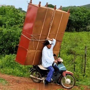 巴西男子用摩托车搬家具走红网络 ​​​