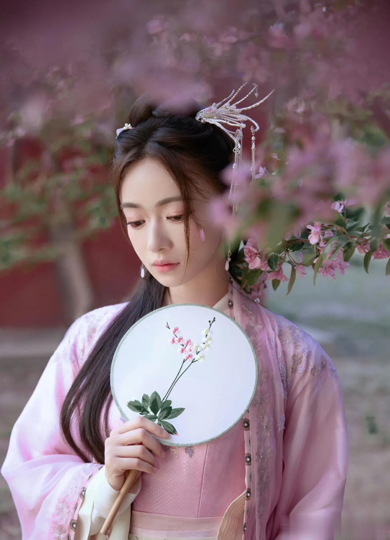 不得不说，央视的造型虽然真的很考验本人的仪态和颜值，但美也是真的美，不论是造型设