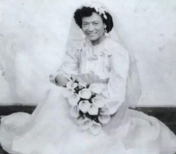 1950年，一个打扮时髦的女子经常去上海市雁荡路的弄堂口买早餐，但老板有一天忽然