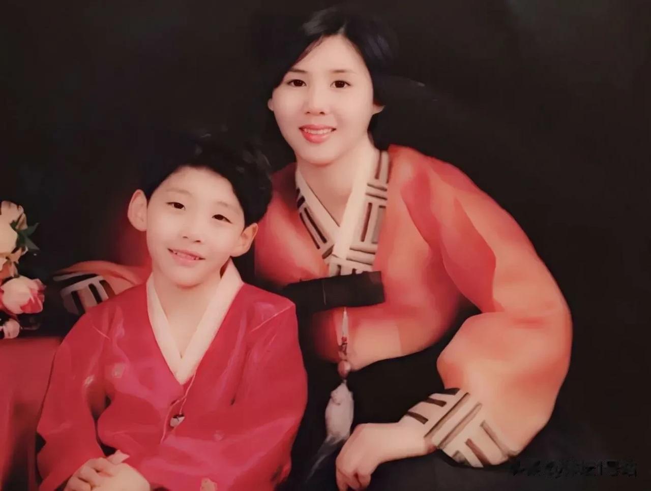 林孝埈妈妈也是神仙颜值啊，长相神似港星李若彤
不得不说，林孝埈一家子长得都很好快
