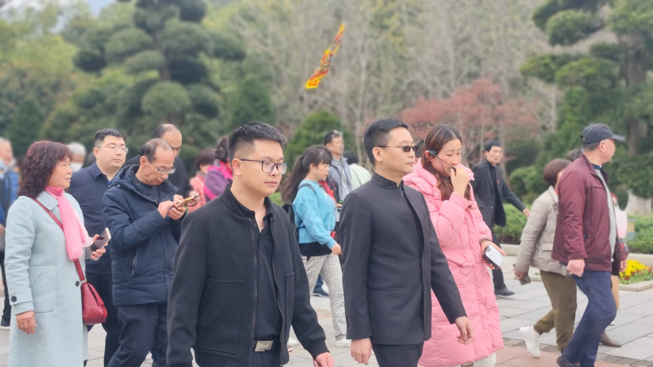 我作为新任委员与爱国网友代表一起到韶山拜谒毛主席，并敬献了花篮。#中国[超话]#