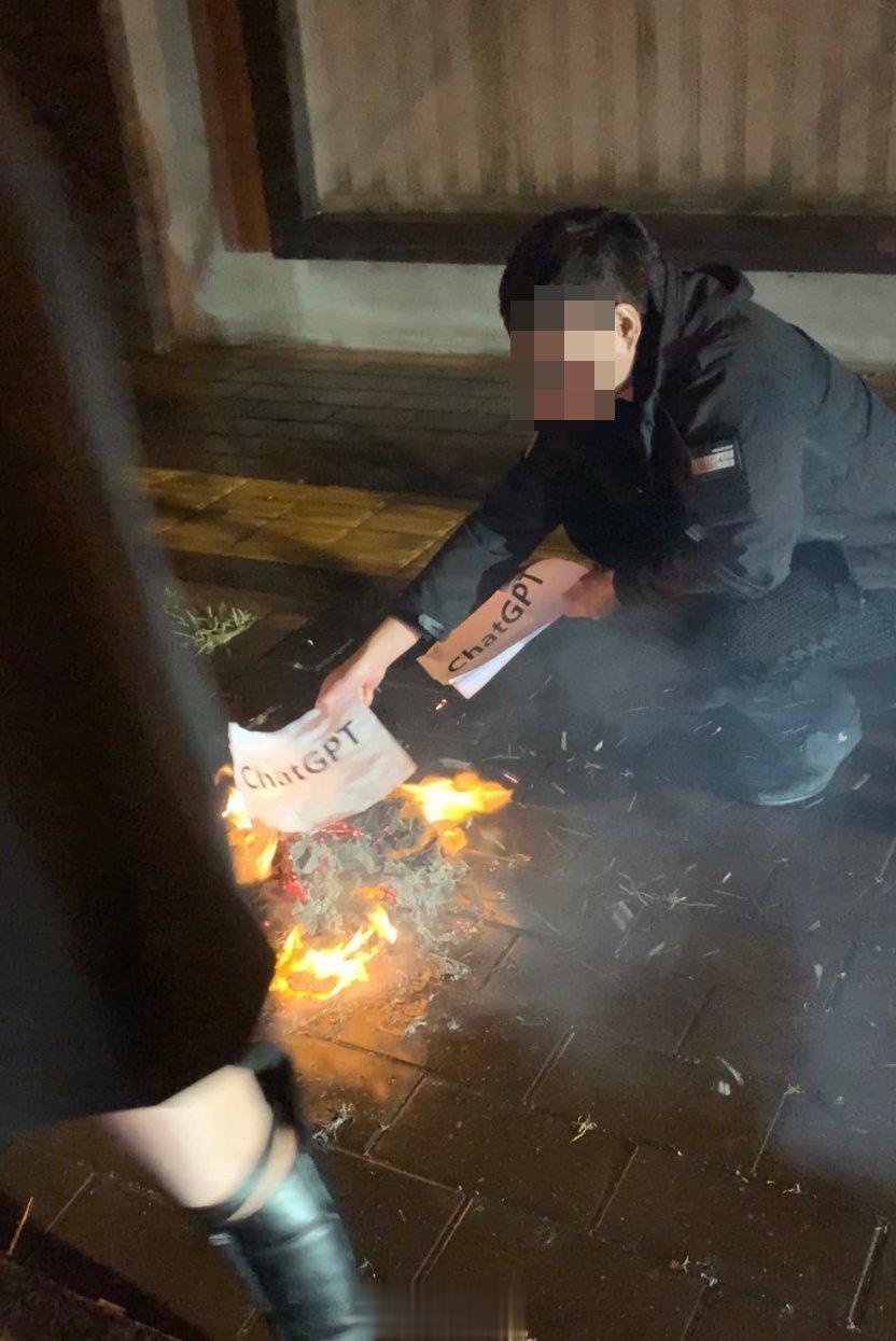 行为艺术？北京中关村，大型IT企业聚集的上地五街路口附近，有人在给ChatGPT