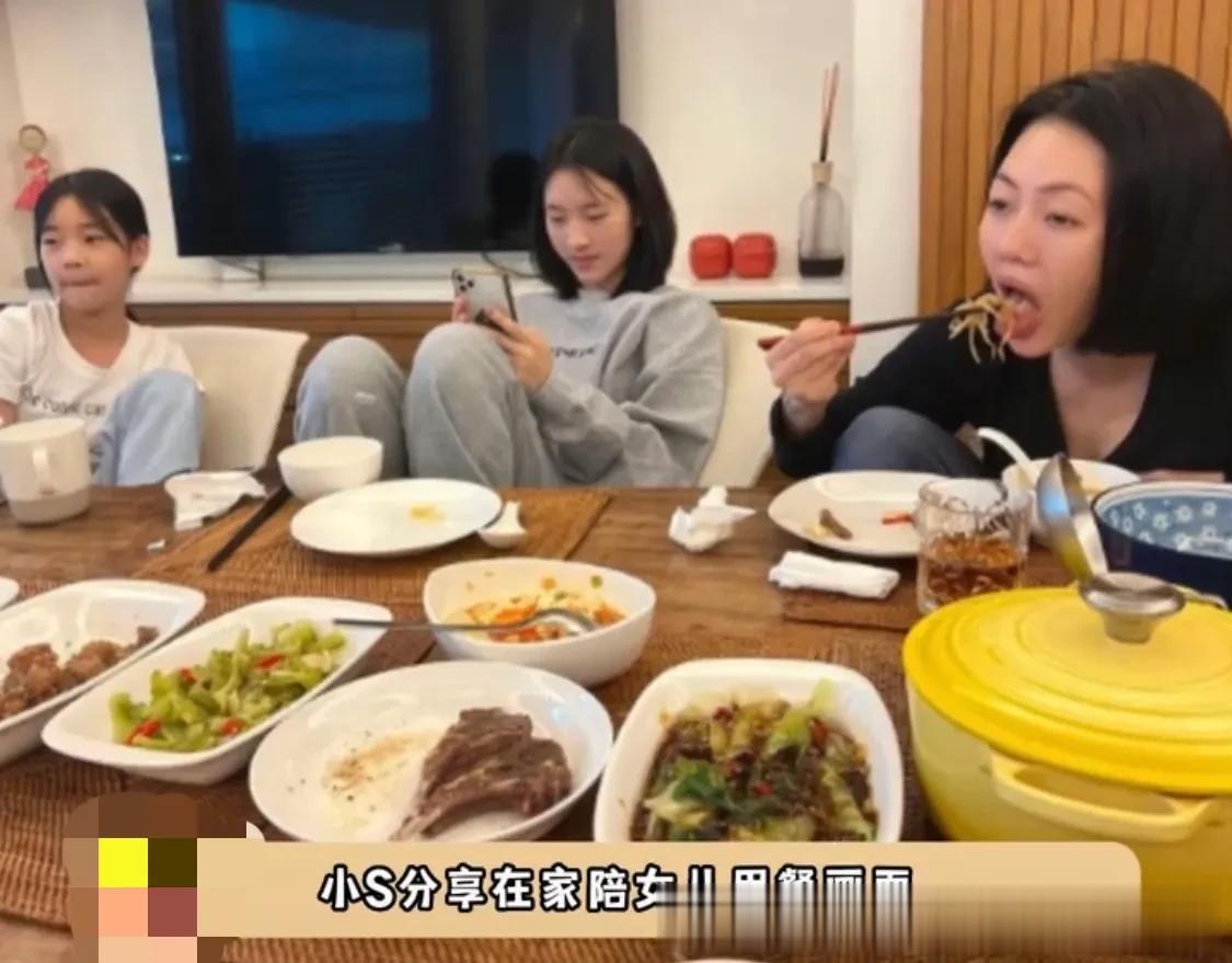 小S母女用餐被批没教养[我想静静][我想静静][我想静静]小S分享在家陪女儿用餐