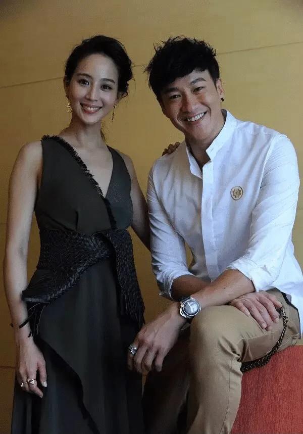 何润东执导新作《谁在你身边》，搭档张钧甯，作为曾经火遍大江南北的两位演员，他们的