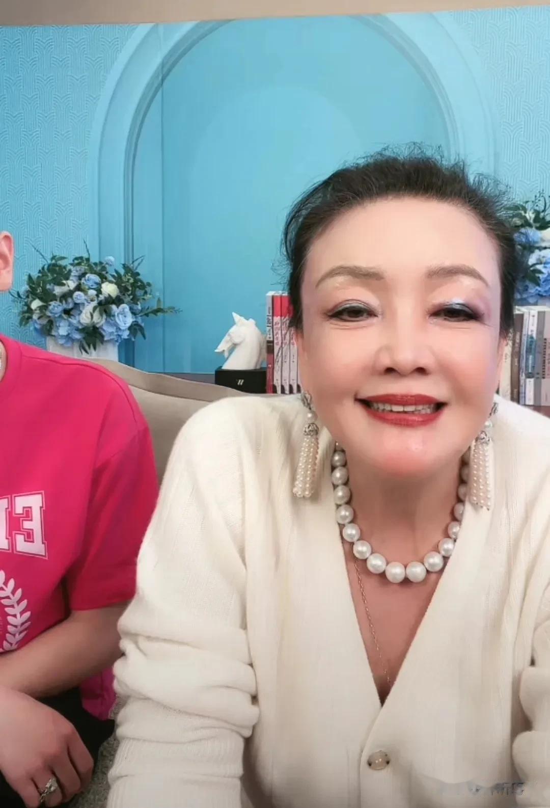 明天就是兰姐生日了，干儿子健健、小阿哥、感恩哥都已提前赶到北京为兰姐庆祝，生日会