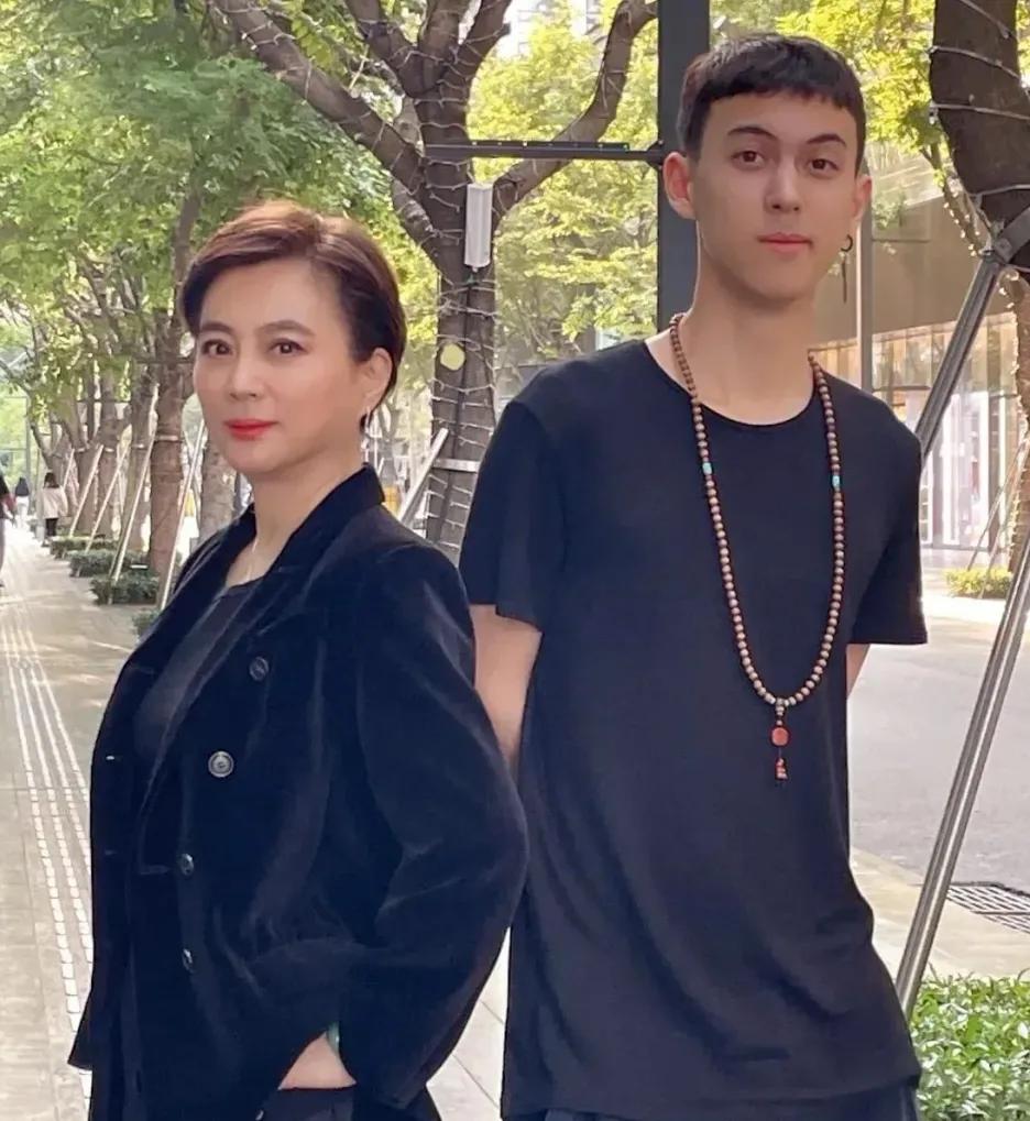  李玲玉，被誉为“甜歌皇后”，1963年4月9日出生于中国上海，祖籍江苏扬州，中