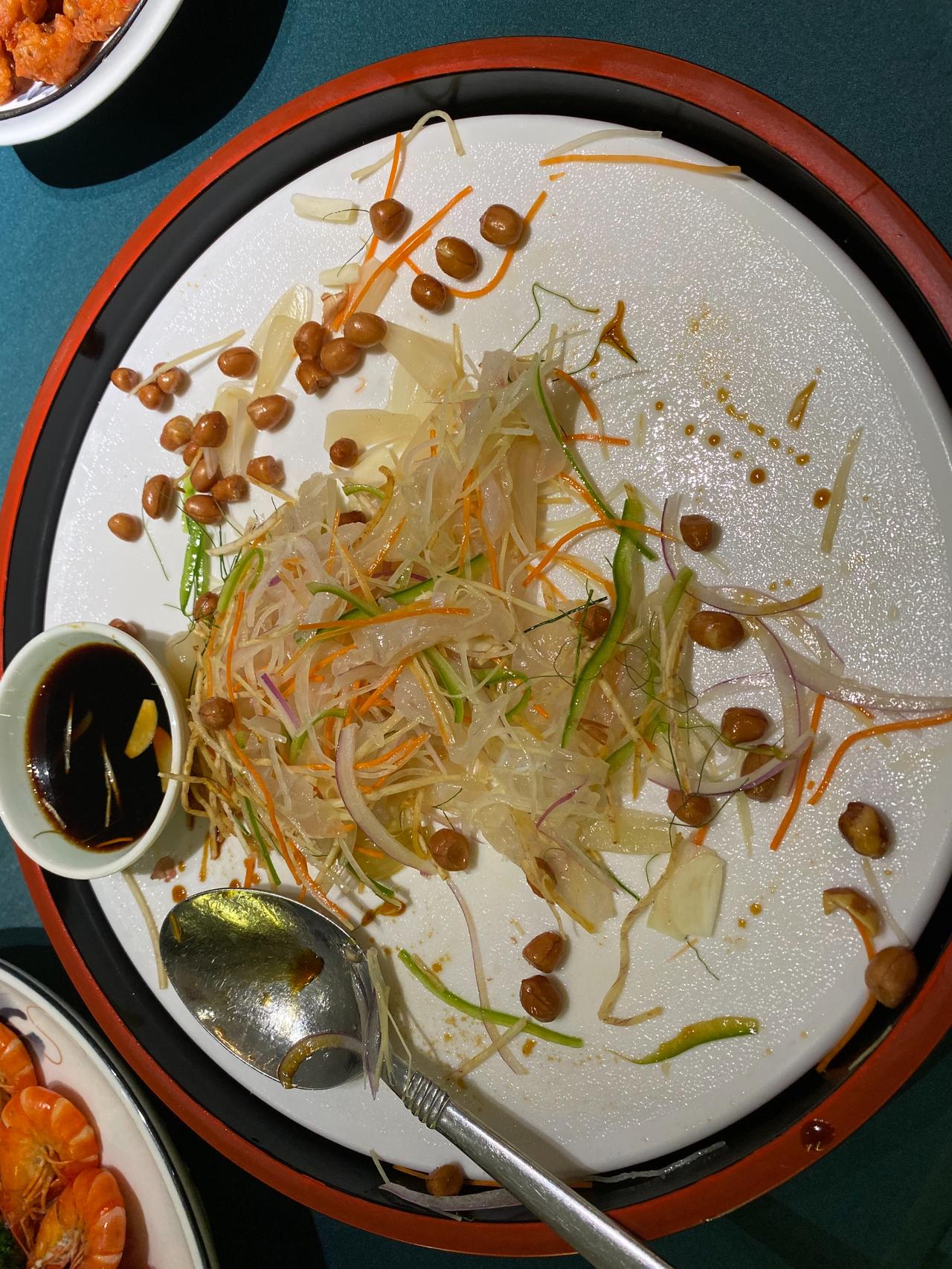 昨晚与友人小聚于虹桥路高岛屋的顺德菜系“新顺记”，其中有一道用鲷鱼制作的“鱼生”