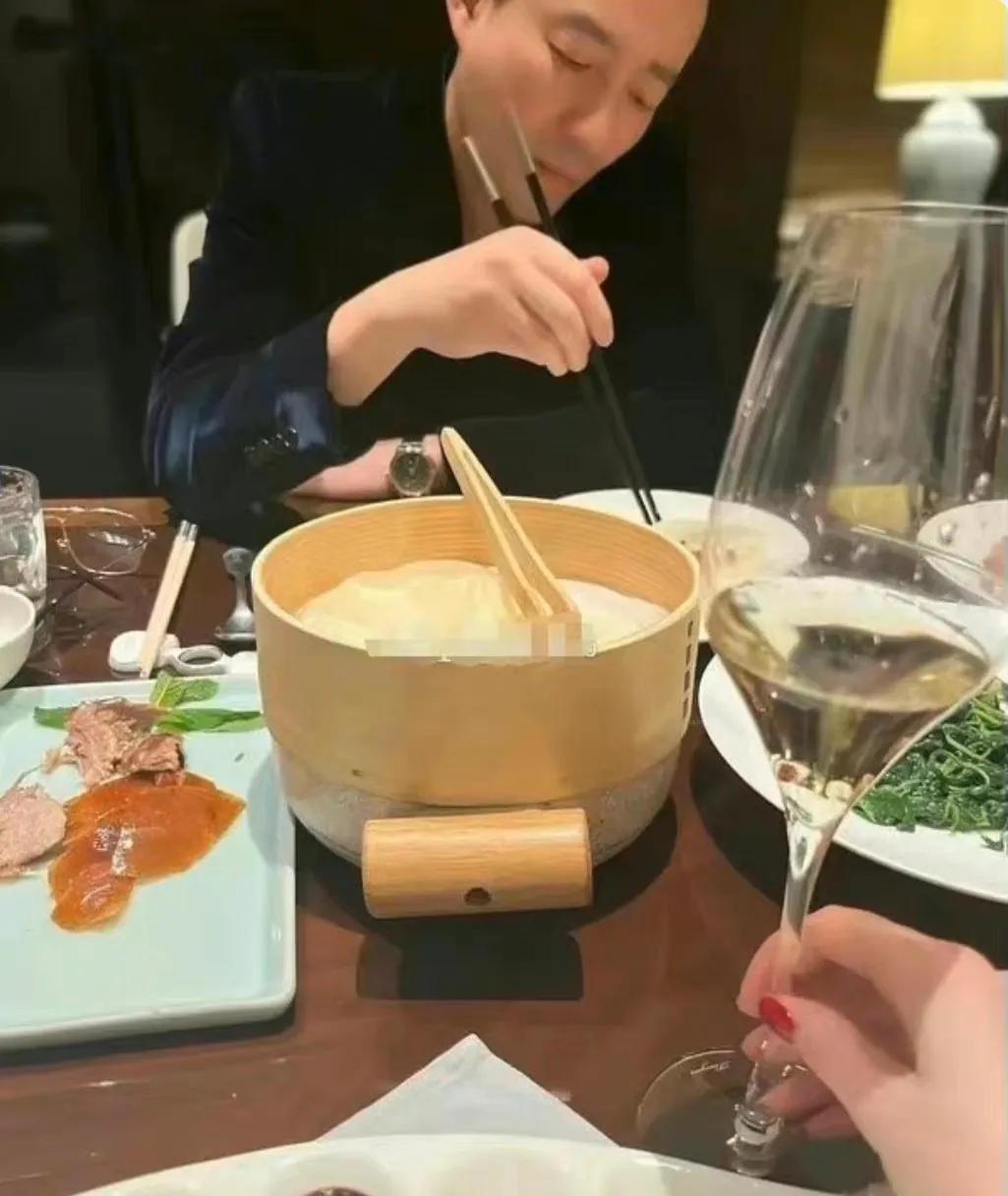 酒肉穿肠过，佛祖心中留？汪小菲一边吃着大鱼大肉，一边用电子念佛器念经。

我吃瓜