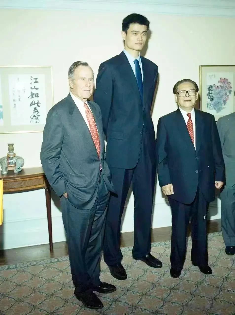 2002年10月24日，正在美国访问的江主席（时年76岁）在乔治-布什总统图书馆