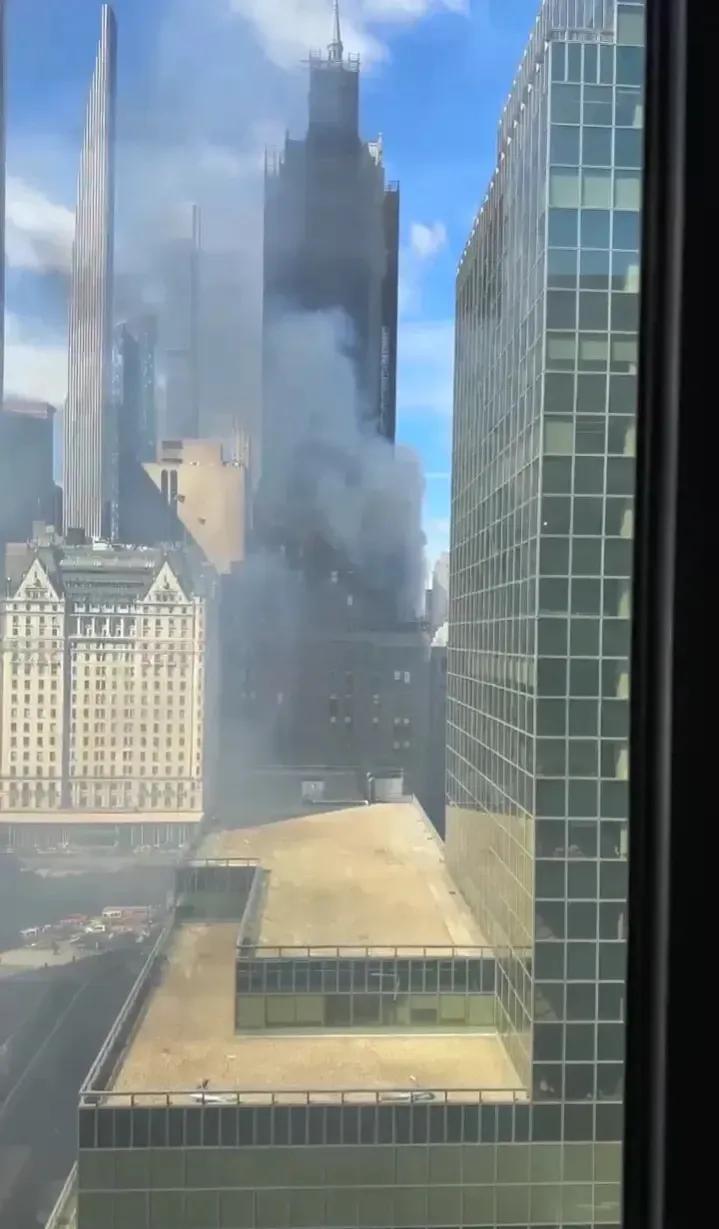 又炸了！美国又一架飞机坠毁、一栋大楼起火！

一天内一架飞机坠落及曼哈顿摩天大楼