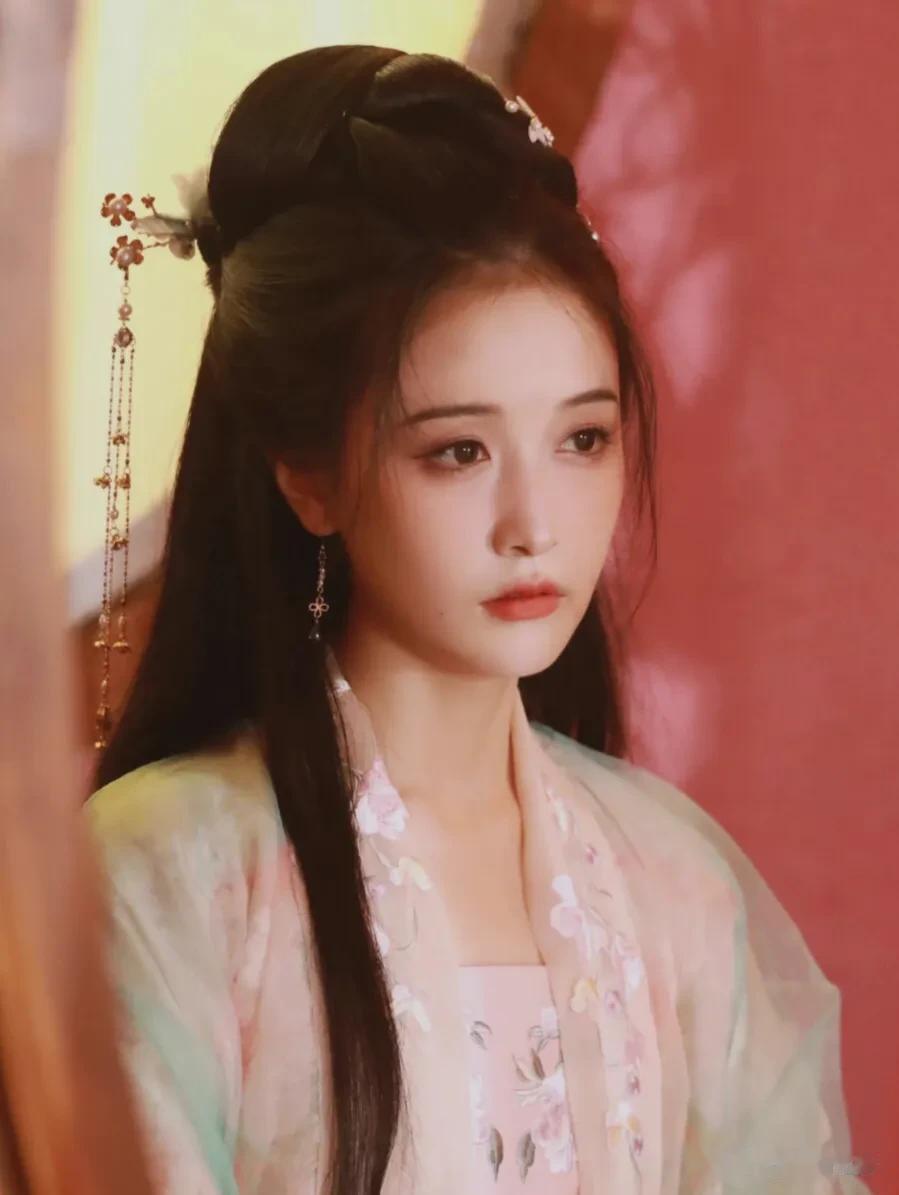沈园壁上的《钗头凤》，散着爱情的暗香。
陆游和表妹唐婉本是琴瑟和谐的夫妻，
却难