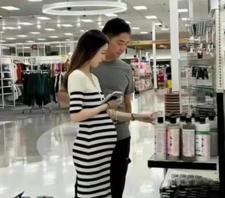 刘强东又把章泽天的肚子搞大了，卸任京东CEO之后，刘强东有更多的时间来陪伴家人，