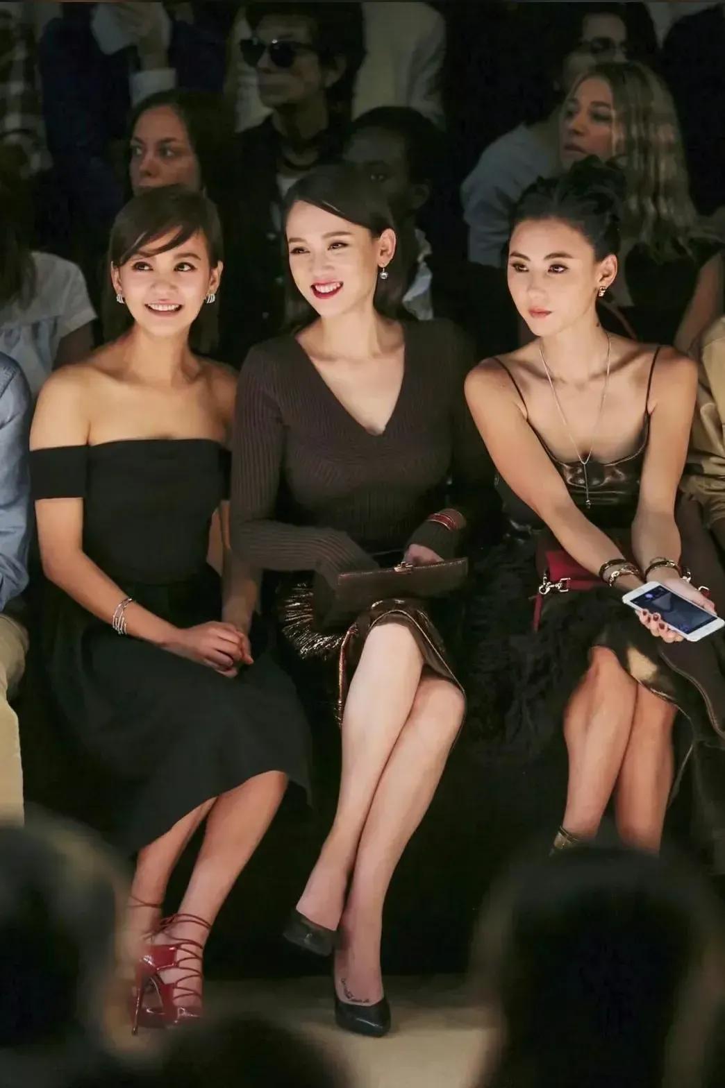 三美同框比美，谁更出彩？

陈乔恩坐在c位，第一眼就看到她了，体态优雅笑容甜美。