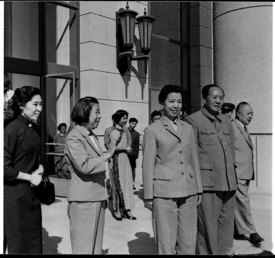 六十年代的一次外交活动中，四位领导人的夫人罕见同框。