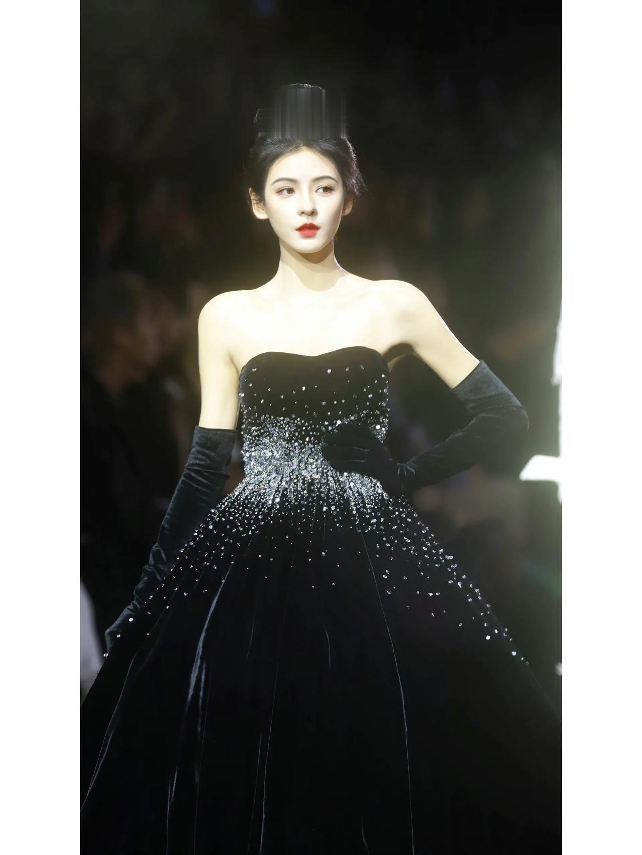 内娱比美为什么不带她
存在感低但依然是内娱美神之一
这一身要是能去微博之夜不得大