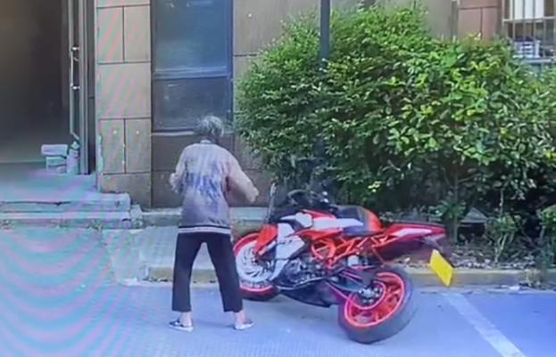 老人故意推倒价值 6 万元摩托