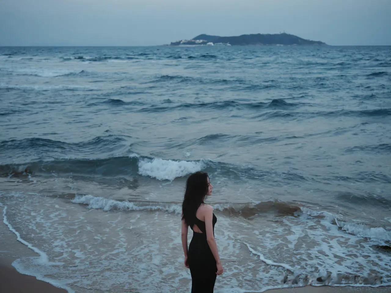 迪丽热巴海边氛围大片释出，慵懒的在海边听着海浪声，享受着宁静。
